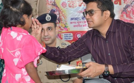 नवरात्रि पर डीएम और एसपी ने किया कन्या पूजन:बांसी के सोनकर विद्यालय में हुआ आयोजन, बालिकाओं को बांटे उपहार