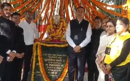 गांधी-शास्त्री जयंती पर जिलाधिकारी ने दी श्रद्धांजलि:बोले- उनके आदर्शों से ही बनेगा मजबूत समाज