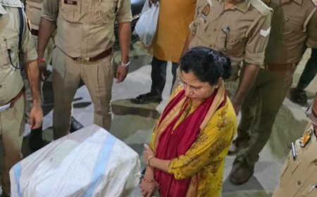 मऊ में 3 ठिकानों पर छापेमारी,3.5 लाख के पटाखे बरामद:बिना लाइसेंस के गोदाम में रखे थे 25 कार्टून पटाखे, दुकानदार पर कार्रवाई