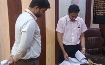 मतदान केंद्रों का डीएम ने किया निरीक्षण:गौरीबाजार और बैतालपुर में परखी व्यवस्थाएं, निष्पक्ष चुनाव कराने के निर्देश दिए