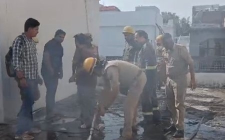 मुजफ्फरनगर में कारोबारी के बंद मकान में आग:शॉर्ट सर्किट की आशंका, छत का जाल तोड़कर अंदर घुसे दमकलकर्मी