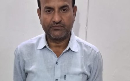 शिकोहाबाद में 30 हजार रुपये की रिश्वत लेते पेशकार गिरफ्तार:चकबंदी के लंबित मामले में पक्ष में फैसला कराने के नाम पर मांगी थी रकम