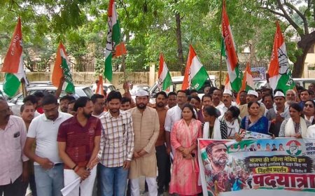 हरदोई में कांग्रेस की नंगे पैर गांधीवादी पदयात्रा:एसपी को सौंपा ज्ञापन, राहुल के चित्र पर कालिख लगाने की घटना की जांच की मांग