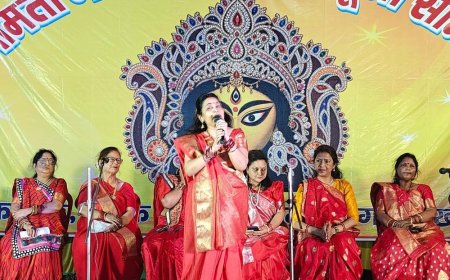 गोमतीनगर दुर्गा पूजा पार्क में सांस्कृतिक कार्यक्रमों की शुरुआत:लोकगीतों और भक्ति संगीत से श्रद्धालुओं का मन मोहा