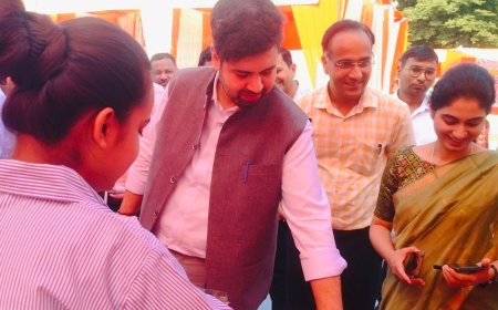 मुरादाबाद सरस मेले में डीएम-सीडीओ ने परखी उत्पादों की गुणवत्ता:स्वयं सहायता समूहों के 80 से ज्यादा उत्पाद प्रदर्शित