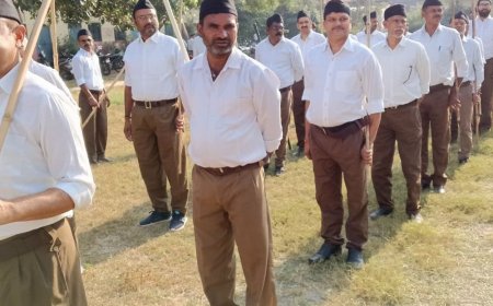 जालौन में विजयादशमी पर RSS ने निकाला भव्य पथ संचलन:कदमताल करते निकले स्वयंसेवक, दिया एकजुटता का संदेश