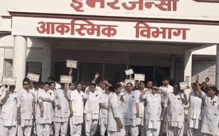 झांसी मेडिकल कॉलेज में नर्सों की हड़ताल:दो घंटे नहीं करेंगी काम, मांगों लेकर की नारेबाजी