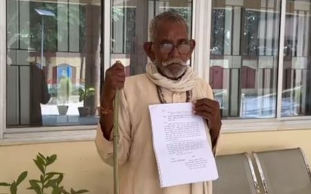 कलेक्ट्रेट पहुंचा बुजुर्ग, बोला- साहब, हमें दोबारा जिंदा कर दो:2 साल से पेंशन और सम्मान निधि बंद, बांदा में सरकारी रिकॉर्ड में मृत दिखाया