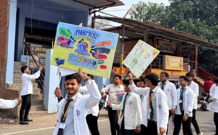 वाराणसी में राष्ट्रीय फार्मेसी की निकाली रैली:दवाओं के उचित उपयोग सीखें, एंटीमाइक्रोबियल रेजिस्टेंस रोकथाम के प्रति किया जागरूक
