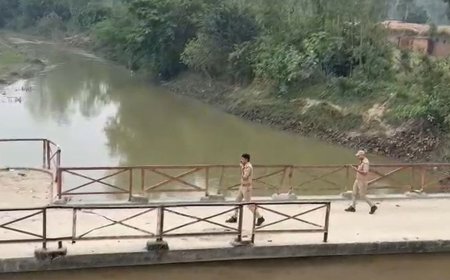 पीलीभीत में कटना नदी में कूदा युवक, मछुआरों ने बचाया:कार में शराब की खाली बोतल, सिगरेट, ब्लेड और खून से सना रुमाल मिला, अस्पताल में भर्ती