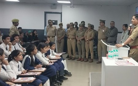 छात्राओं को करियर गाइडेंस के साथ साइबर सुरक्षा के टिप्स:कैसरबाग में कार्यक्रम, मुख्यमंत्री अभ्युदय योजना के तहत प्रतियोगी परीक्षाओं की निशुल्क कोचिंग की जानकारी दी