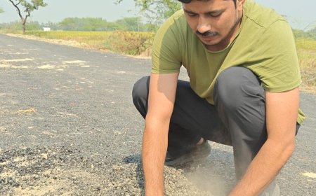 अमेठी में सपा नेता ने हाथ से उखाड़ी सड़क:भ्रष्टाचार का आरोप लगाकर वीडियो पोस्ट किया, 40 लाख की लागत से बनी थी सड़क