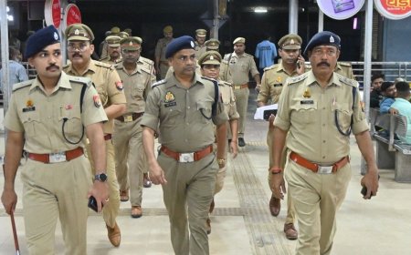 नवरात्रि को लेकर में जालौन एसपी ने किया पैदल मार्च:मंदिरों और बाजारों की सुरक्षा परखी, संदिग्ध गतिविधियों पर नजर रखने के निर्देश