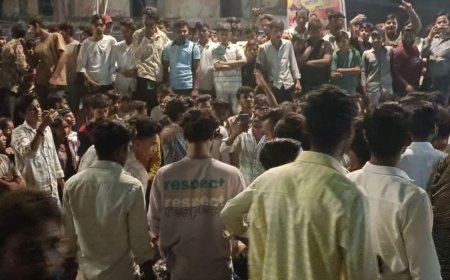 कासगंज में सिपाही पर अभद्रता का आरोप:ABVP ने किया प्रदर्शन, रावण दहन के दौरान हुआ विवाद