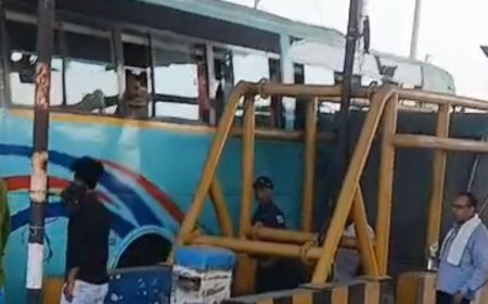 मेरठ में किसानों ने शिवाया टोल 15-मिनट कराया फ्री:आउटर रिंग रोड पर सर्विस रोड और अन्य सुविधाओं की मांग पर अड़े