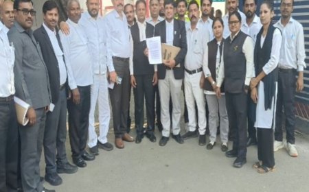 शाहजहांपुर में यातायात विभाग की मनमानी पर अधिवक्ताओं का गुस्सा:एसपी को सौंपा 10 सूत्रीय ज्ञापन; मांगें न मानी तो नवंबर में धरना