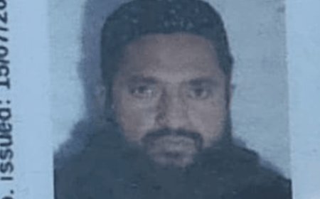 बुलंदशहर में डस्ट उतारते समय पोल गिरा, परिचालक की मौत:रामपुर से डस्ट लेकर आया था डंपर, हादसे के बाद मची अफरा-तफरी