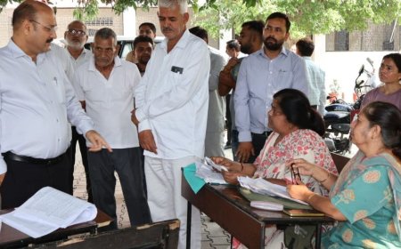 मेरठ में मतदाता सूची में नाम जोड़ने-सुधार के लिए कैंप:जिलाधिकारी ने बूथों का निरीक्षण कर व्यवस्थाएं देखीं
