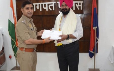 बागपत पुलिस के दो कर्मचारी सेवानिवृत्त हुए:अपर एसपी ने उपनिरीक्षक फूल सिंह और मुख्य आरक्षी विचित्र जीत सिंह को शाल ओढ़ाकर सम्मानित किया