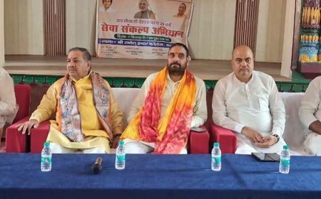 भाजपा ने स्नातक एमएलसी चुनाव के लिए बढ़ाई सक्रियता:कासगंज के श्री गणेश इंटर कॉलेज में प्रत्याशी मानवेंद्र सिंह गुरुजी से किया संवाद