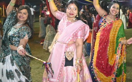 एमिटी स्कूल में डांडिया नाइट आयोजित:वृंदावन योजना में पारंपरिक संगीत धुनें, लकी ड्रॉ फूड स्टॉल आकर्षण रहे