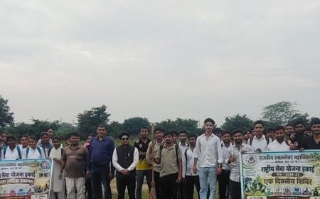 एटा में राष्ट्रीय सेवा योजना शिविर:स्वयंसेवकों ने महाविद्यालय परिसर को पॉलिथीन मुक्त बनाने का लिया संकल्प