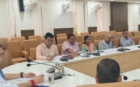 मऊ में कुपोषित बच्चों की निगरानी में लापरवाही पर कार्रवाई:आंगनबाड़ी भर्ती 7 दिन में पूरी करने का आदेश, 3 ब्लॉक में पेयजल व्यवस्था सुधारने की मोहलत