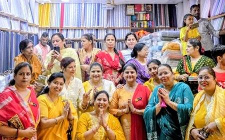 रामबरात पर पुष्पवर्षा से स्वागत:खत्री वुमेन फाउंडेशन ने रामबरात में शामिल श्रद्धालुओं पर बरसाए फूल