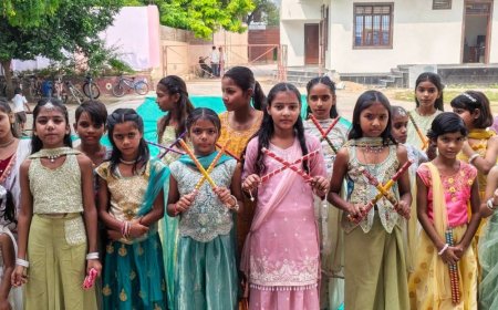 आगरा के स्कूल में नवरात्रि उत्सव आयोजित:मां दुर्गा के 9 स्वरूपों का रूप धारण किया, सांस्कृतिक प्रस्तुतियां दी