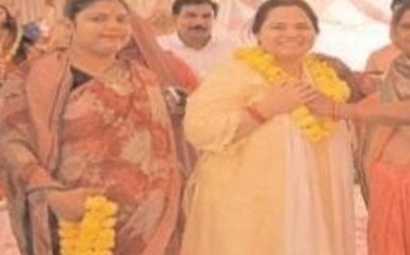 सेवा समिति की राष्ट्रीय सचिव ने किया लोगों से संवाद:दीक्षा यादव ने मां दुर्गा के दर्शन किए, खुशहाली की कामना की