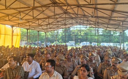 चुनाव में लापरवाही बर्दाश्त नहीं, DM ने अधिकारियों को चेताया:मऊ में MLC चुनाव के लिए मजिस्ट्रेट-पुलिसकर्मियों को दिए निर्देश