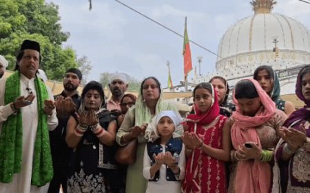 अमिताभ बच्चन की सेहत के लिए अजमेर दरगाह में दुआ:पंजाब से आए 50 जायरीन, ख्वाजा गरीब नवाज की मजार पर चढ़ाई चादर