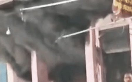 उन्नाव में कपड़े की दुकान में लगी आग:लाखों के नुकसान की आशंका, दमकल की दो गाड़ी बुझाने में जुटीं