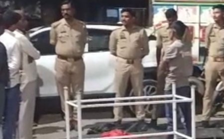 संभल में बाइक सवार पिता की मौत, बेटा घायल:दवाई लेने शहर जा रहे थे, ई-रिक्शा ने टक्कर मारी
