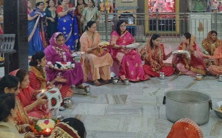बादलों के कारण हाथरस में चांद नहीं दिखा:महिलाओं ने रिश्तेदारों से वीडियो कॉल पर चांद देखकर करवा चौथ का व्रत खोला