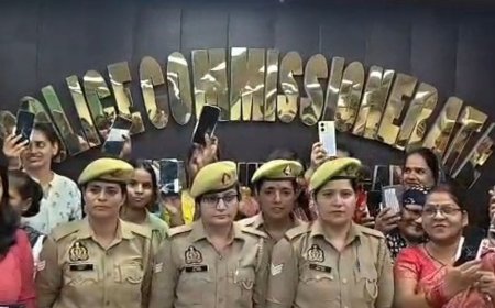 नोएडा पुलिस ने मालिकों को 25 लाख के फोन लौटाए:108 चोरी-खोए हैंडसेट बरामद किए थे, लोगों ने आभार जताया