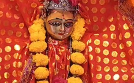 नवरात्र के पांचवें दिन मां स्कंदमाता की पूजा:जालौन के मंदिरों में उमड़े श्रद्धालु, सुख-समृद्धि और खुशहाली की कामना की
