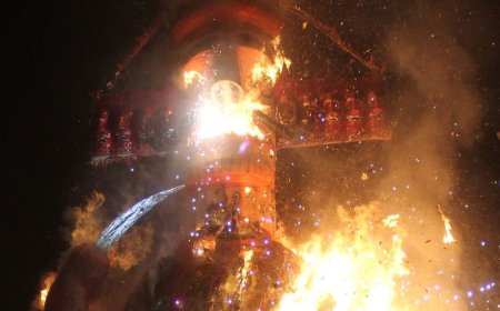 आगरा में धू-धू कर जला अहंकार का प्रतीक:1 मिनट में धराशायी हुआ रावण, जय श्रीराम से गूंजा रामलीला ग्राउंड