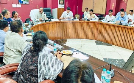 अलीगढ़ में मंडलीय विकास कार्यों की समीक्षा बैठक:जल जीवन मिशन के कार्यों में देरी पर आयुक्त ने जताई नाराजगी, नोटिस के निर्देश