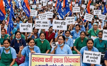 लखनऊ में स्वास्थ्य कर्मियों का धरना:CHO, ANM और आशा कार्यकर्ताओं का प्रदर्शन