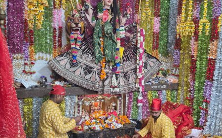 संभल में महागौरी की पूजा-अर्चना कर हवन में आहुति दी:सिद्धपीठ मां चामुंडा मंदिर में फूलों का बंगला बना, श्रद्धालुओं ने कन्या पूजन किया