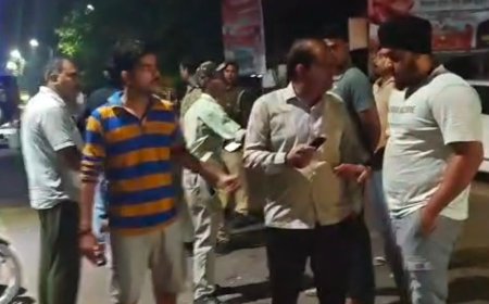 बाराबंकी में ऑटो और हाफ डाले की टक्कर:2 लोग गंभीर घायल, मदद के लिए 20 मिनट तक सड़क पर तड़पते रहे