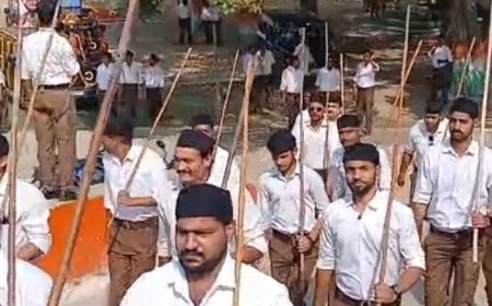 कासगंज में संघ के स्थापना दिवस पर पथ संचलन:शस्त्र पूजन के बाद स्वयंसेवकों ने कदमताल की, पुष्पवर्षा कर स्वागत किया गया