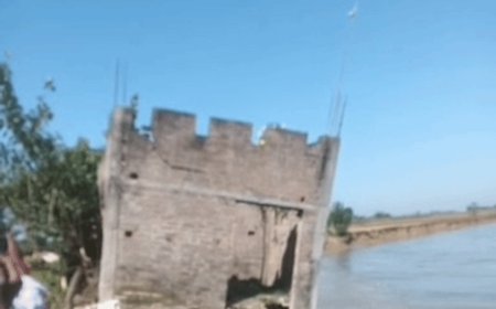 लखीमपुर में मोहाना में दस सेकेंड में समा गया मकान:जसनगर में कटान तेज, ग्रामीण घर तोड़कर सामान सुरक्षित जगह पहुंचा रहे
