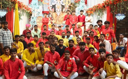 लालगंज में ऐतिहासिक भरत मिलाप, देख भावुक हुए श्रद्धालु:चौदह वर्ष के वनवास के बाद भगवान राम अयोध्या लौटे, श्रद्धालुओं को भावविभोर; रातभर निकलीं झांकियां, नगर रोशनी से जगमगाया