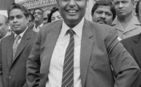 धीरूभाई ने भारत को सिर्फ बचत नहीं, निवेश करना सिखाया:शेयर बाजार को मध्यमवर्गीय परिवारों तक पहुंचाया, बड़े सपनों का साझेदार बनाया
