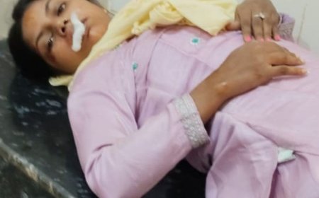 सोहगौरा में कुत्ते को बचाने में अनियंत्रित होकर गिरी बाइक:पिता-पुत्री गंभीर रूप से घायल, जिला अस्पताल में भर्ती