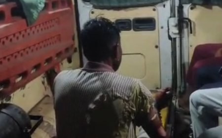 दुर्गा पूजा में आग लगने से कई कलाकार झुलसे:सीतापुर में देवताओं का रूप धारण कर दे रहे थे प्रस्तुति, गंभीर घायल; जिला अस्पताल रेफर