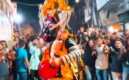 प्रयागराज में काली स्वांग के तीसरे दिन उमड़ी भीड़:खप्पर, मुंडमाला और भुजाली संग भक्तों को दिया आशीर्वाद; 200 साल पुरानी परंपरा