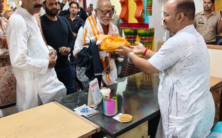 मोरारी बापू ने किए ठाकुर द्वारकाधीश के दर्शन:मंदिर प्रशासन ने किया सम्मानित, दोबारा दर्शन पर जताई खुशी
